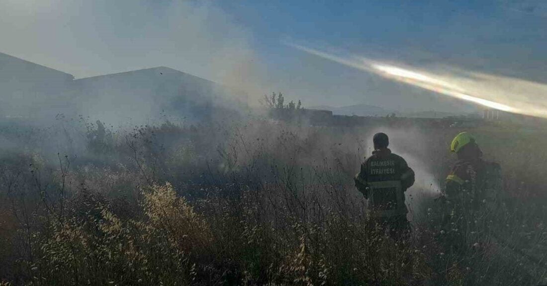 Balıkesir'in Bandırma ilçesinde farklı yerlerde meydana gelen ot, anız ve