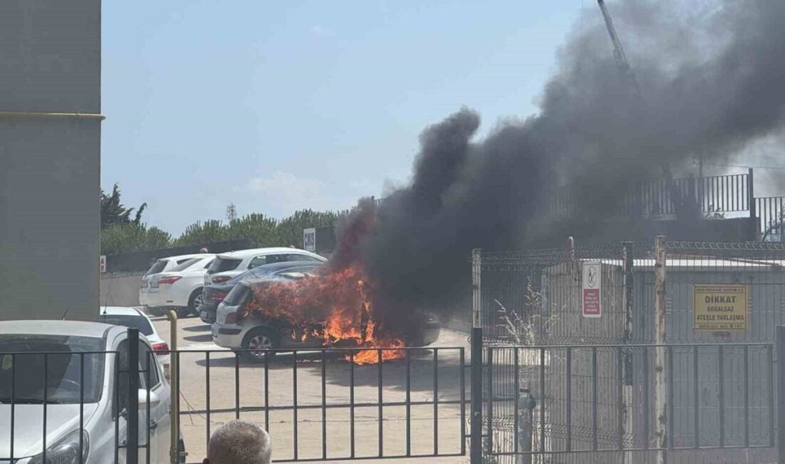 Bandırma'da hastane otoparkında park halindeki 16 KHT plakalı otomobil aniden
