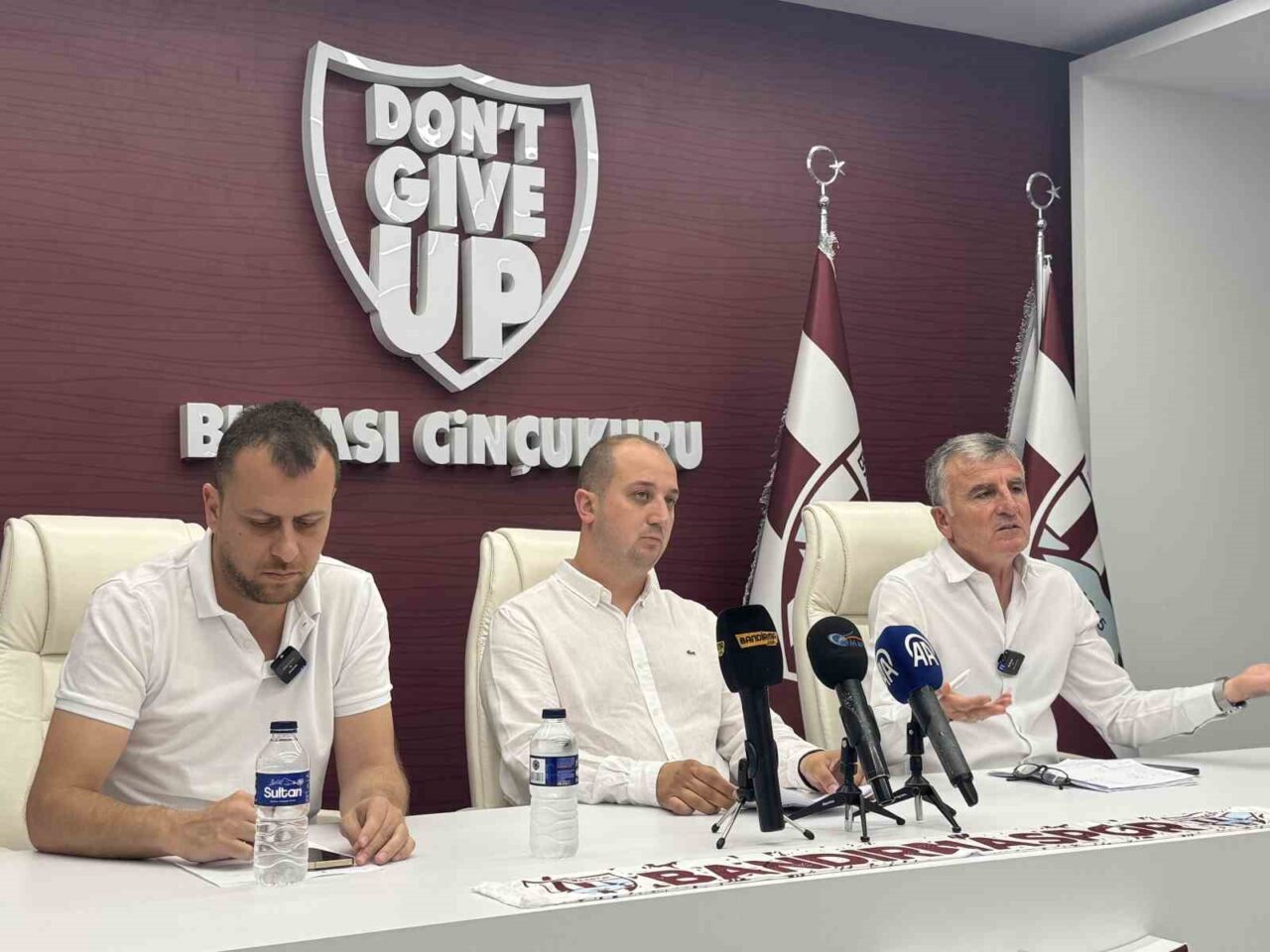 Bandırmaspor, 2025-2026 sezonuna yeni yönetimiyle başlayarak, Onur Göçmez Tesisleri'nde basın