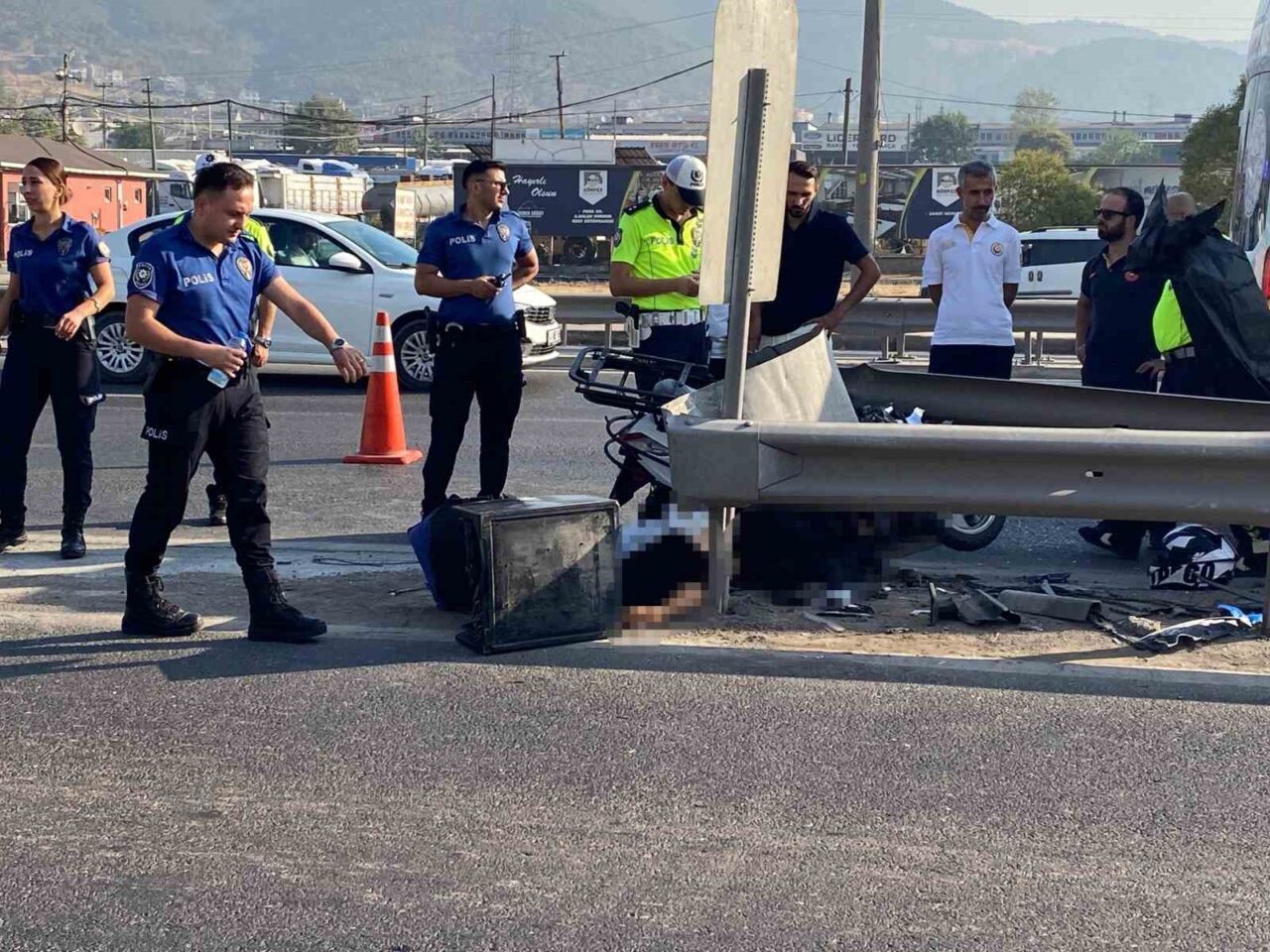 Kocaeli'nin D-100 kara yolunda sabah saatlerinde bariyere çarpan motosikletin sürücüsü