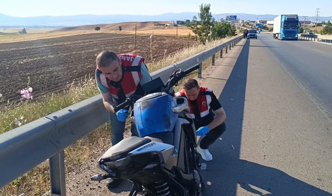 Afyonkarahisar'ın Sandıklı ilçesinde, E.B. yönetimindeki motosiklet kontrolden çıkarak bariyerlere çarptı.