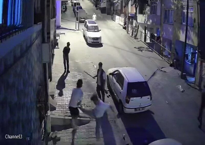 Başakşehir Güvercintepe Mahallesi'nde iki grup arasında bilinmeyen bir nedenle taş
