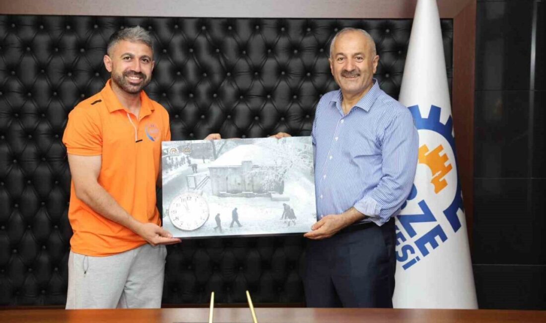 Aksu Spor Kulübü'nün başarılı karate sporcuları, antrenör Okan Aksu ile