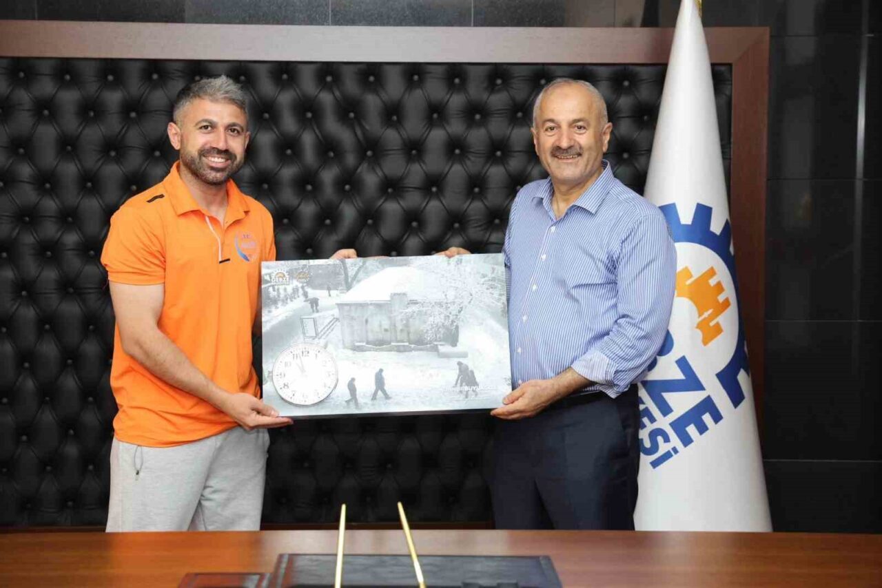 Aksu Spor Kulübü'nün başarılı karate sporcuları, antrenör Okan Aksu ile