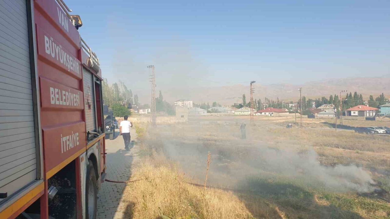 Van'ın Başkale ilçesinde Tepebaşı Mahallesi'nde çıkan anız yangını, Başkale İtfaiye