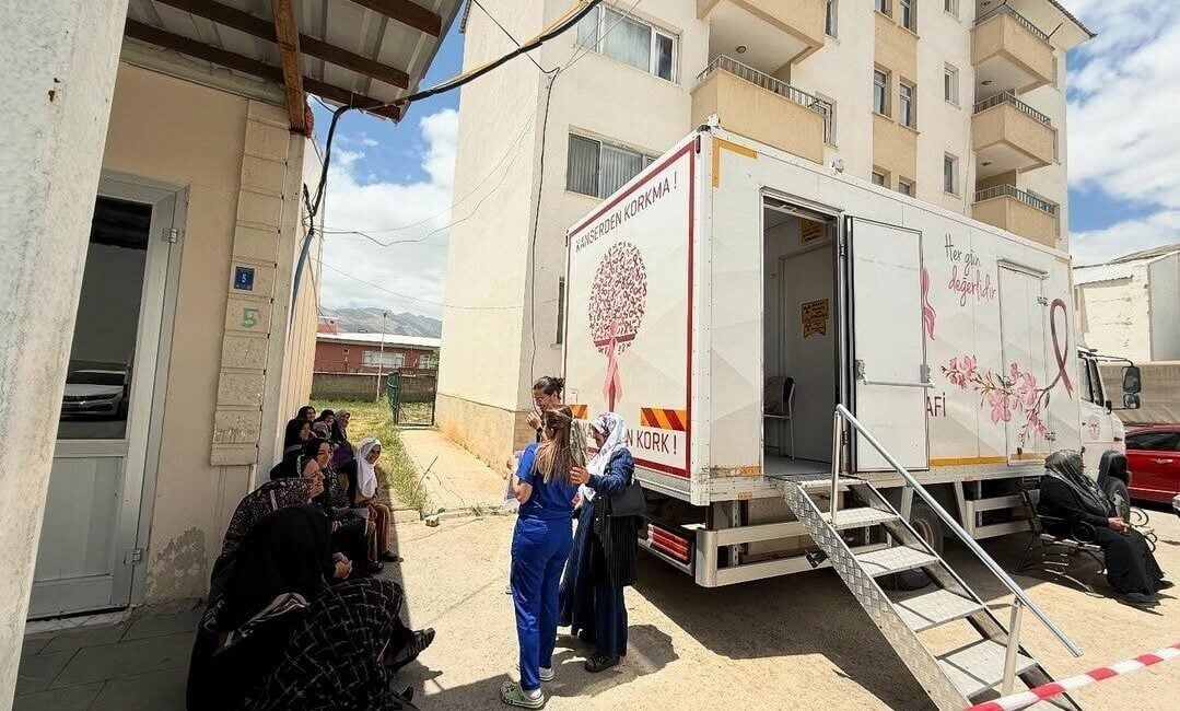 Başkale'de 69 yaş altındaki kadınların kanser farkındalığını artırmak için mobil