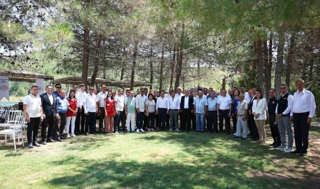 Muğla Büyükşehir Belediye Başkanı Ahmet Aras, Ula ilçesindeki ziyaretlerinde, Ula