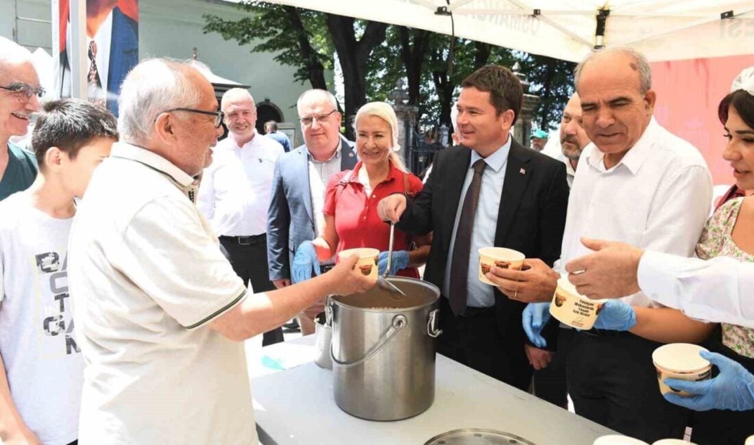 Osmangazi Belediye Başkanı Erkan Aydın, Muharrem ayı dolayısıyla aşure dağıttı