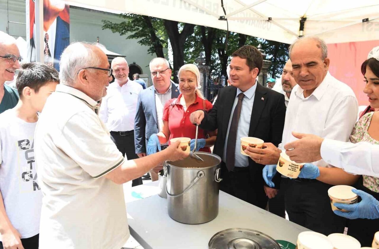 Osmangazi Belediye Başkanı Erkan Aydın, Muharrem ayı dolayısıyla aşure dağıttı