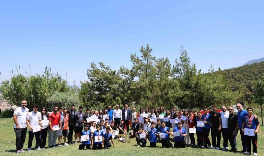 Yunusemre Belediye Başkanı Semih Balaban, Yunusemre Belediyespor’un güreş, halk oyunları