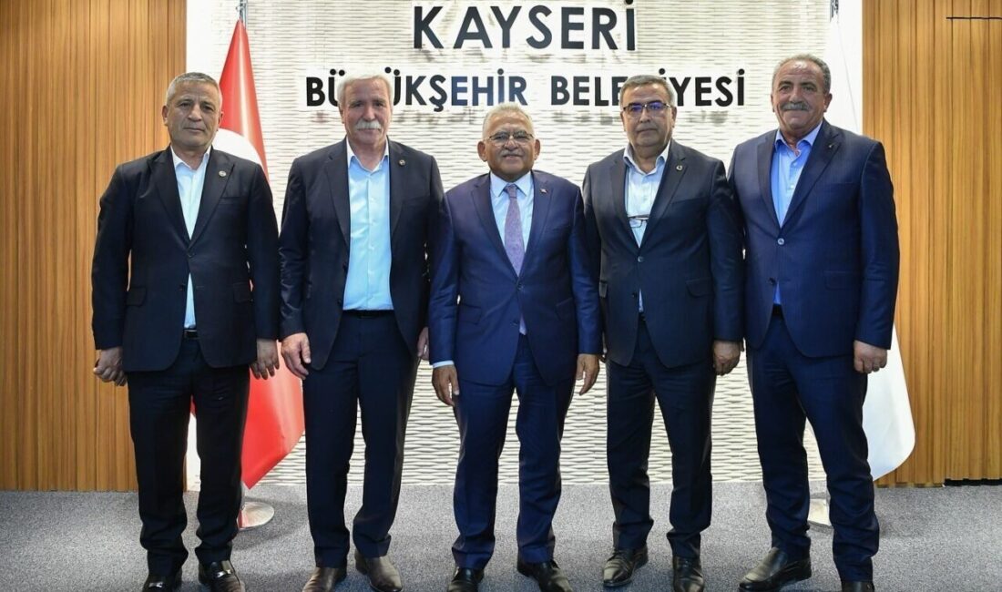 Kayseri Büyükşehir Belediye Başkanı Dr. Memduh Büyükkılıç, ilçe belediye başkanlarıyla
