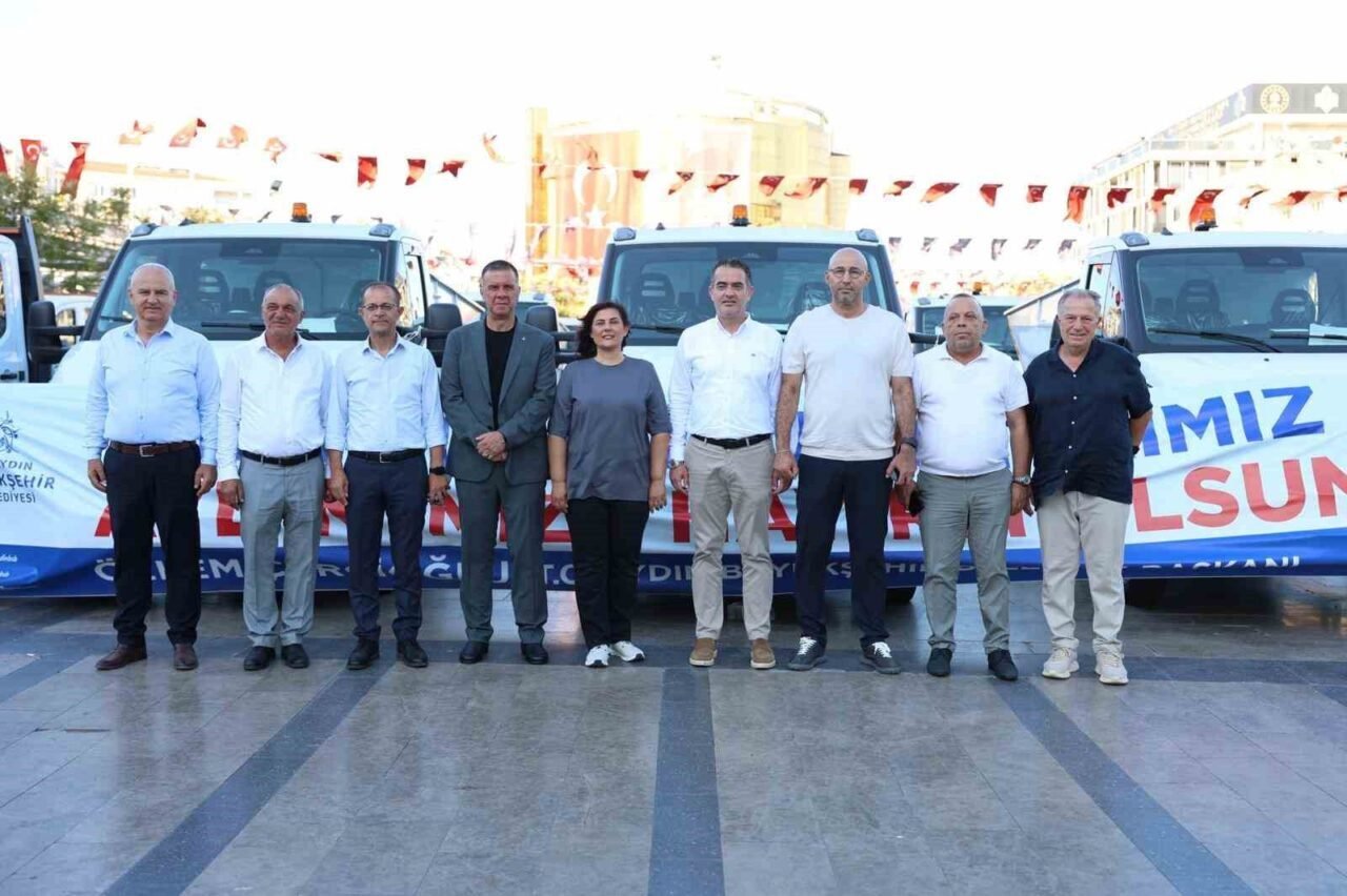 Aydın Büyükşehir Belediye Başkanı Özlem Çerçioğlu, Aydın'daki 17 ilçeye 24