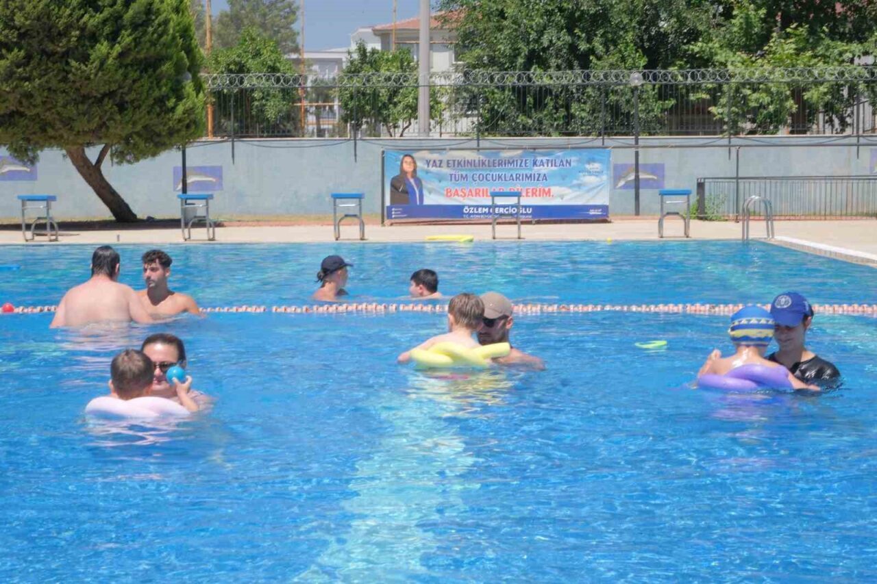 Aydın Büyükşehir Belediyesi, otizmli bireyler için başlattığı ücretsiz yüzme eğitimlerini