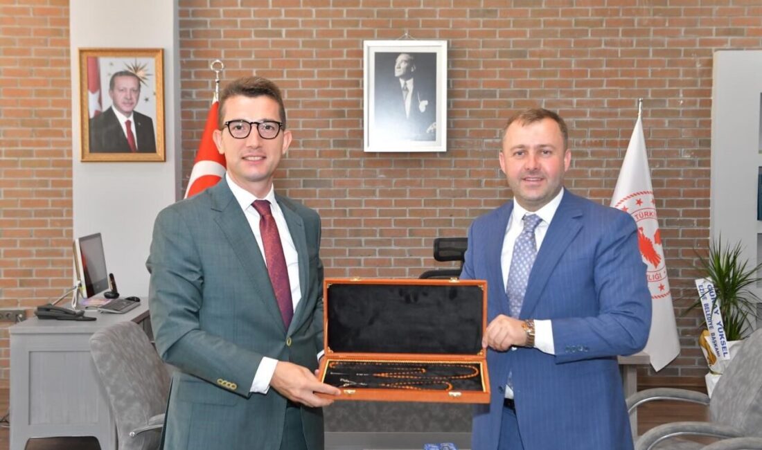Ezine Belediye Başkanı Güray Yüksel, yeni atanan Kaymakam Yusuf Kaptanoğlu'nu