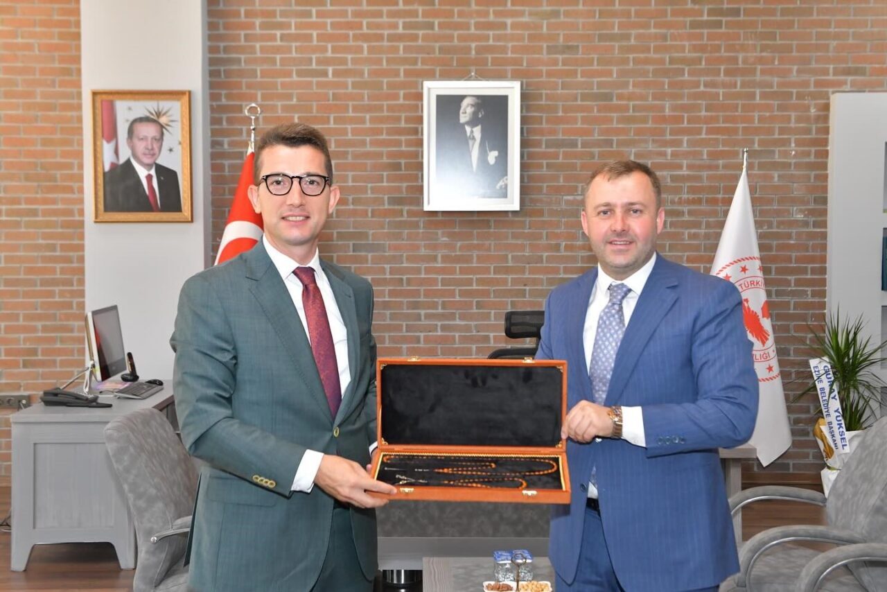 Ezine Belediye Başkanı Güray Yüksel, yeni atanan Kaymakam Yusuf Kaptanoğlu'nu