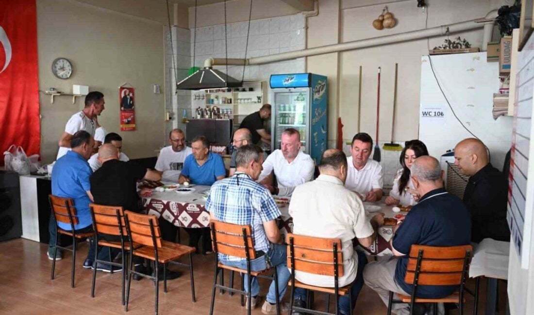 Karacabey Belediye Başkanı Fatih Karabatı, esnaf buluşmaları düzenleyerek halkla etkileşimini