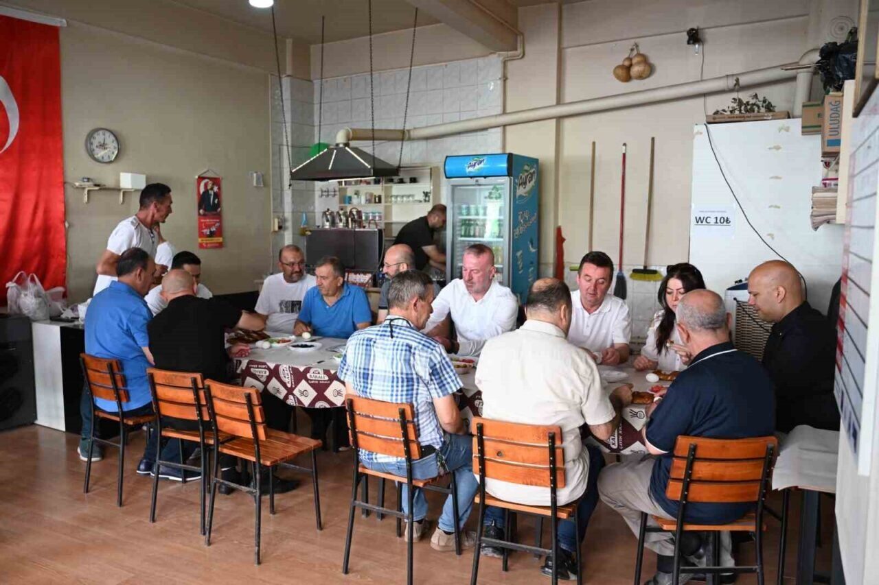 Karacabey Belediye Başkanı Fatih Karabatı, esnaf buluşmaları düzenleyerek halkla etkileşimini