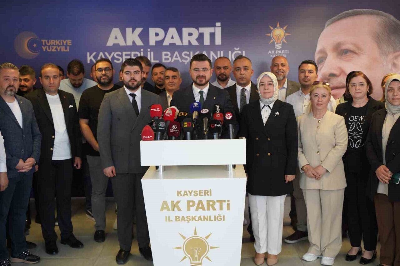 AK Parti Kayseri İl Başkanı Hüseyin Okadan, basın toplantısında ülkenin
