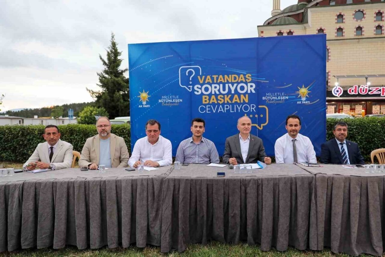 Düzce'deki "Vatandaş Soruyor, Başkan Cevaplıyor" programının 12'ncisi Çamlıevler Mahallesi'nde Düzce