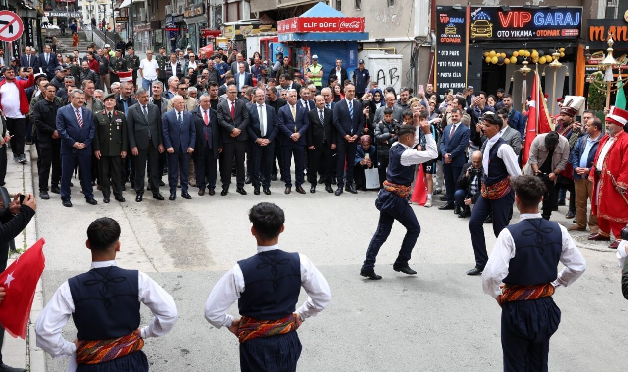 Gazi Mustafa Kemal Atatürk'ün Erzurum'a gelişinin 106. yıl dönümü törenlerle