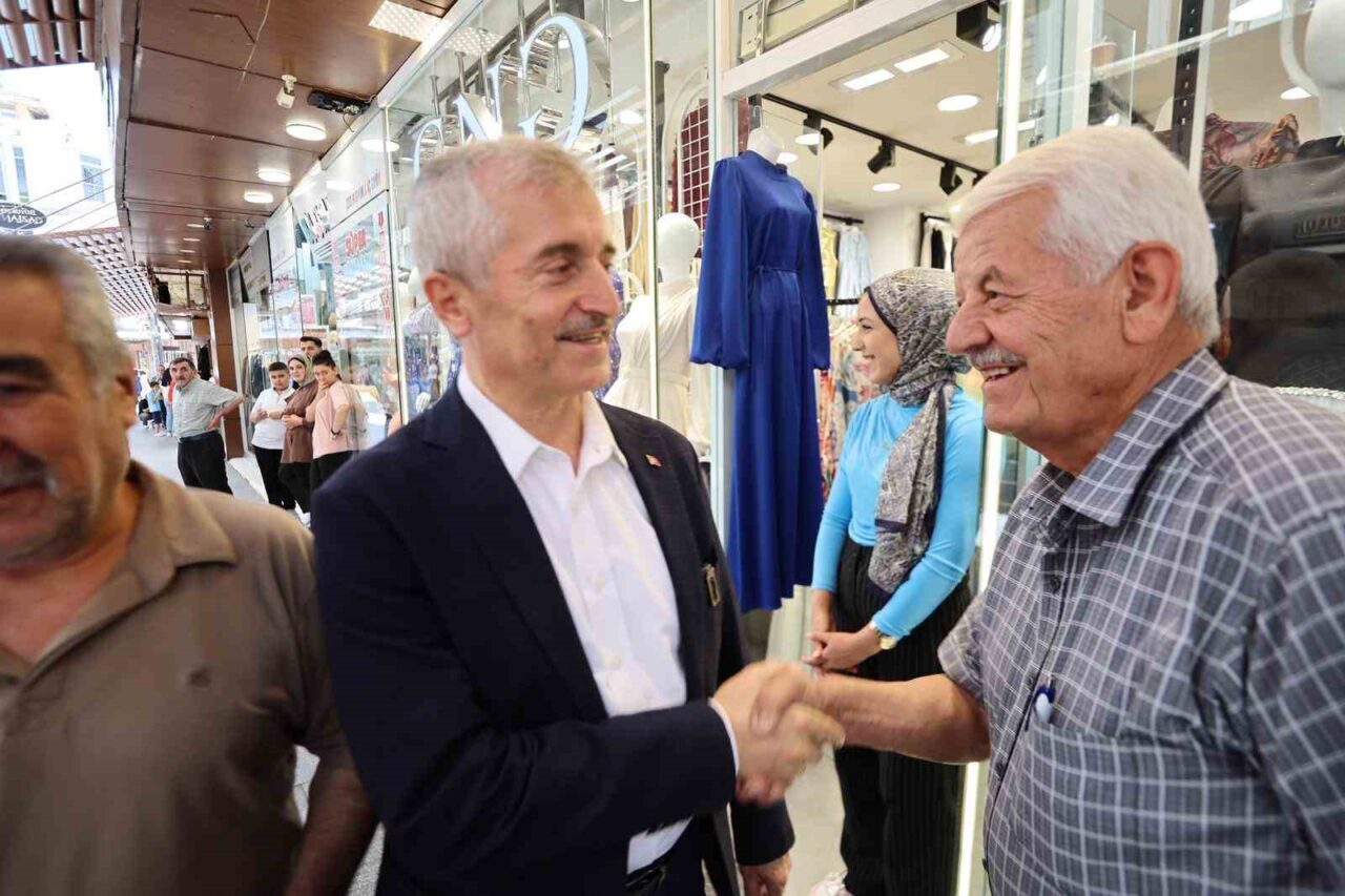 Şahinbey Belediye Başkanı Mehmet Tahmazoğlu, esnaf ve vatandaşlarla istişarelerde bulunarak