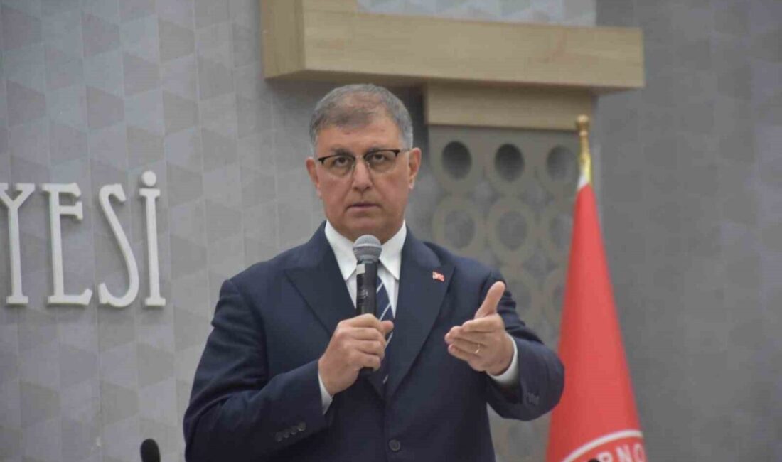 İzmir Büyükşehir Belediye Başkanı Cemil Tugay, eski başkan Tunç Soyer