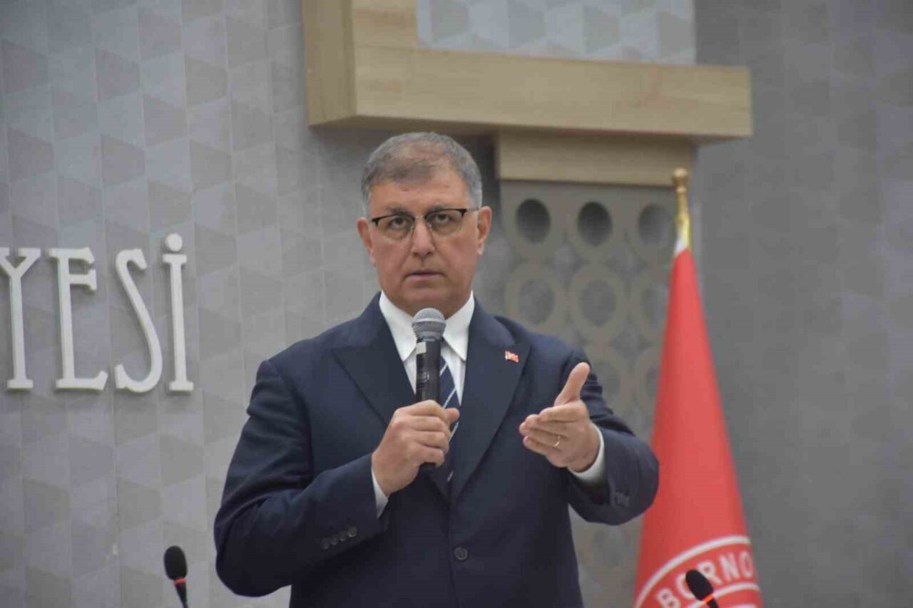 İzmir Büyükşehir Belediye Başkanı Cemil Tugay, eski başkan Tunç Soyer