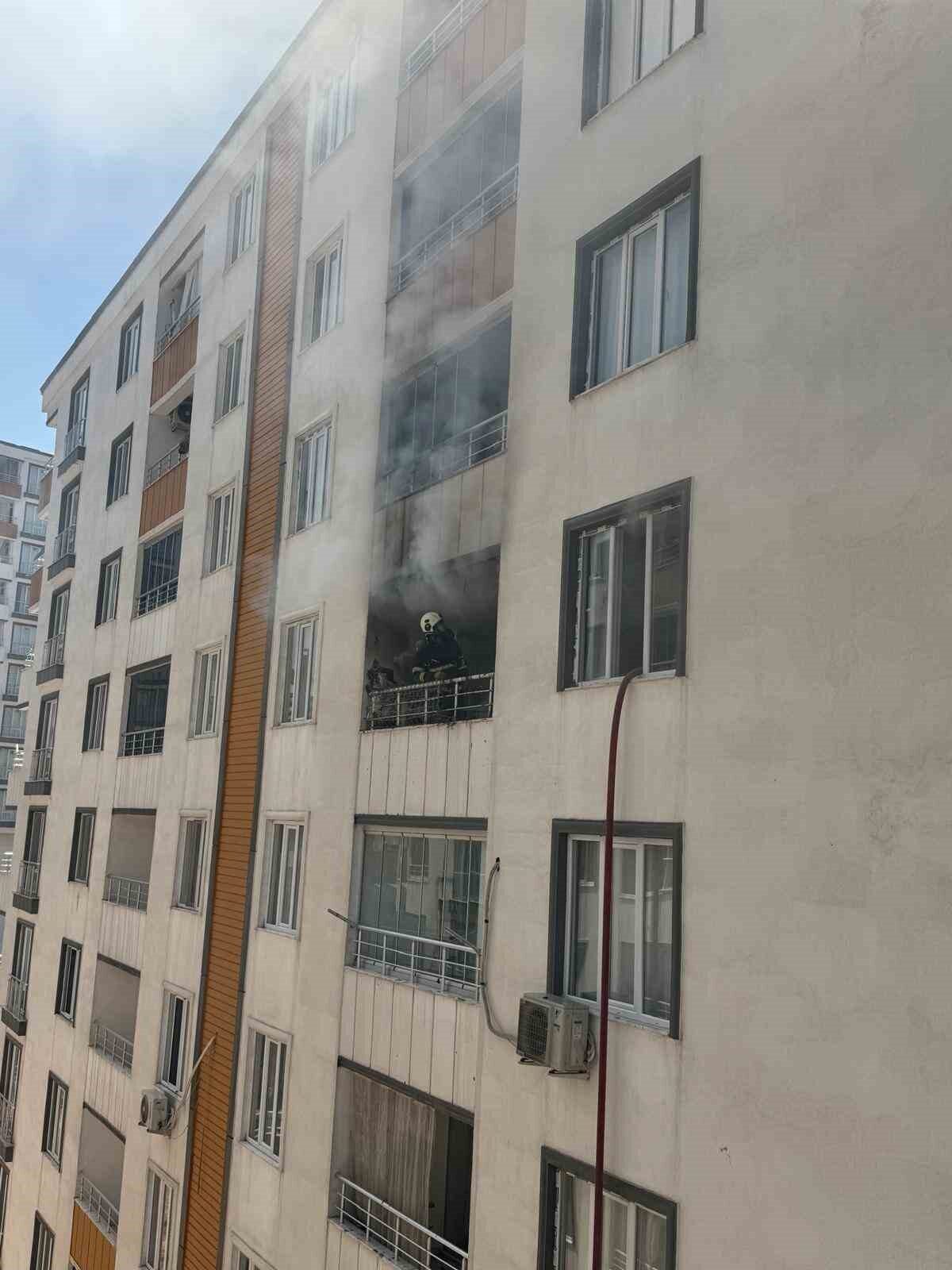 Batman'da, Belde Mahallesi İstiklal Caddesi'ndeki Tırman Park Sitesi'nin 6. katında