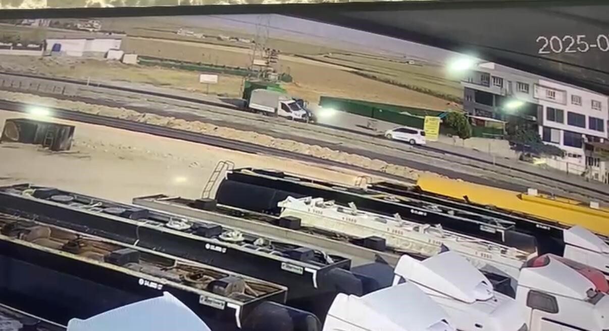 Batman-Beşiri yolunda kamyonetin yola çıkan traktöre çarpması sonucu iki kişi