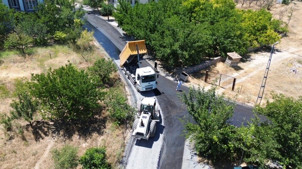Battalgazi Belediyesi, altyapı tamamlanan mahallelerde asfalt serim çalışmalarını sürdürüyor. Fen