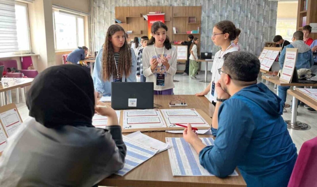 Bayburt Deneyap Atölyesi öğrencileri, Gençlik Merkezi bahçesinde düzenlenen Elektronik Programlama