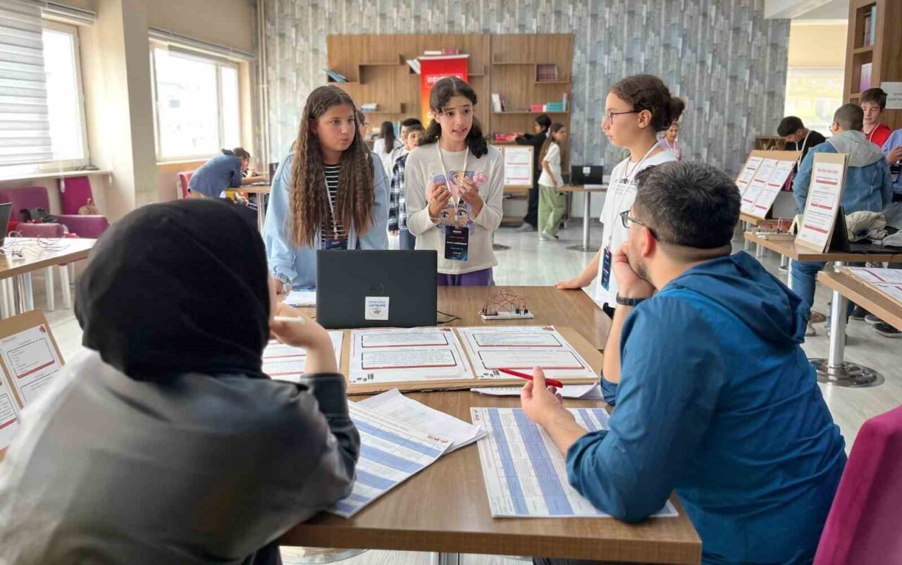 Bayburt Deneyap Atölyesi öğrencileri, Gençlik Merkezi bahçesinde düzenlenen Elektronik Programlama