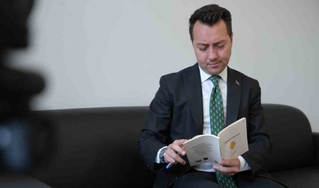 Bayburt Tapu Müdürü 36 yaşındaki Recep Karaaslan, 8 üniversite diploması