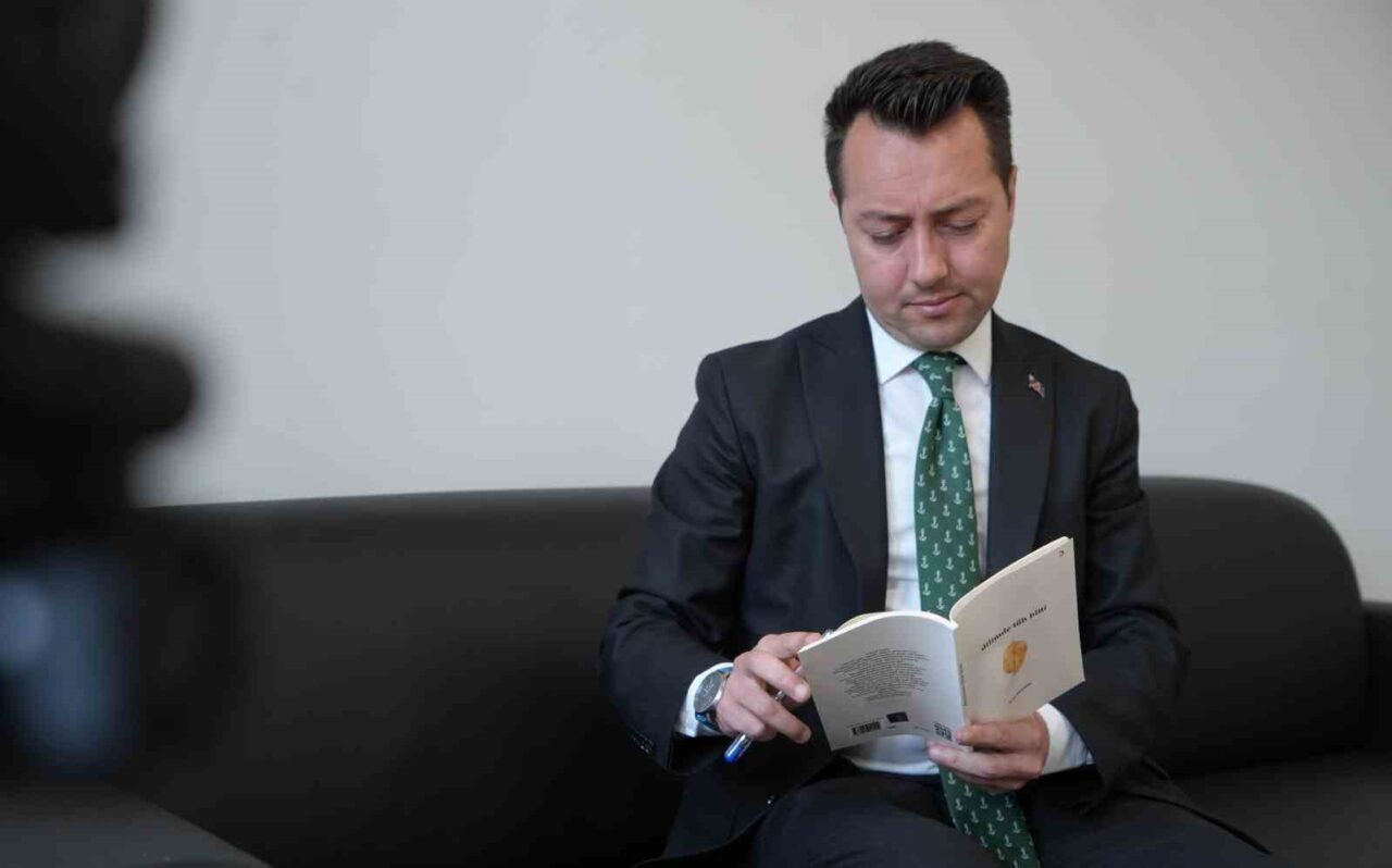 Bayburt Tapu Müdürü 36 yaşındaki Recep Karaaslan, 8 üniversite diploması