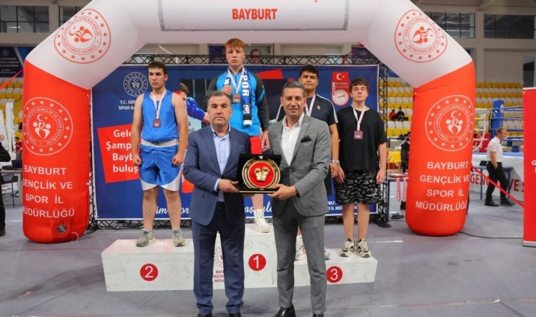 Bayburt'ta düzenlenen Üst Minik Erkekler ve Kadınlar Ferdi Boks Şampiyonası