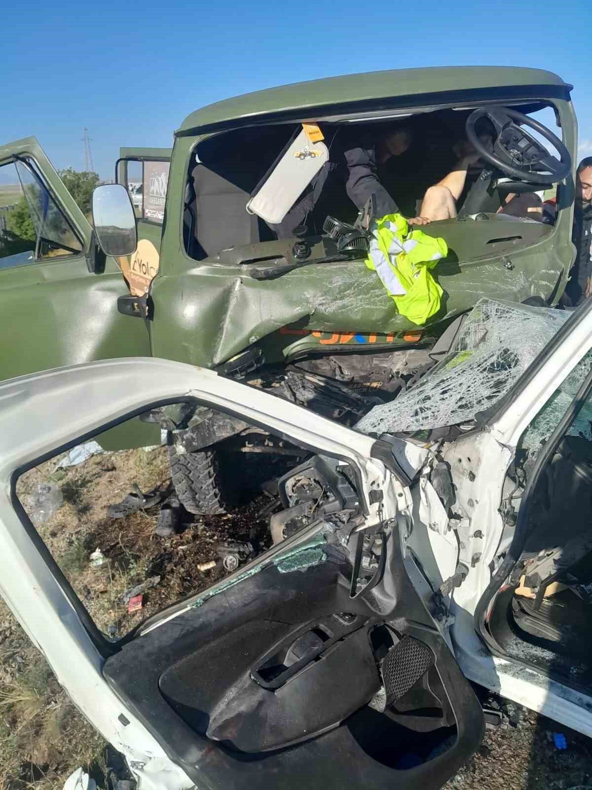 Bayburt'ta bir trafik kazasında V.O. ve oğlu F.O. hayatını kaybederken,
