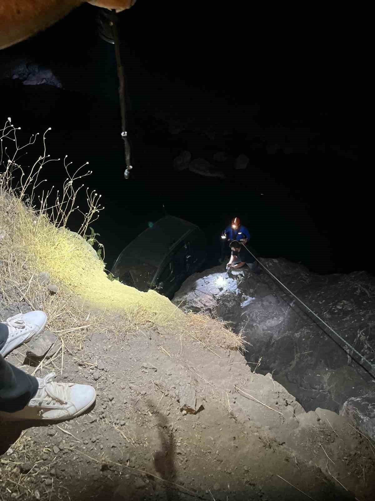 Siirt'in Baykan ilçesinde, sürücüsünün kontrolü kaybettiği hafif ticari araç dereye