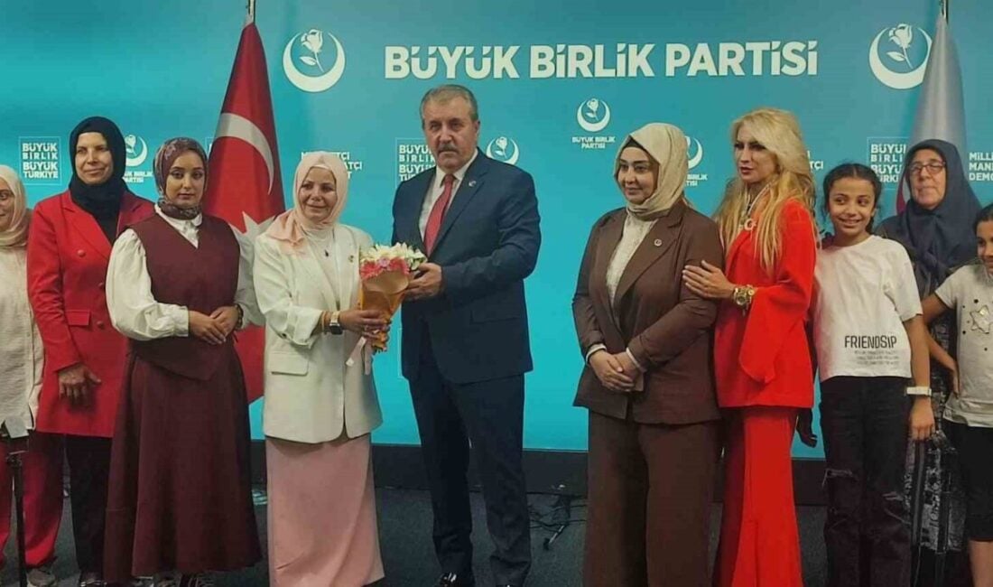 Büyük Birlik Partisi Genel Başkanı Mustafa Destici, basın toplantısında ülkenin