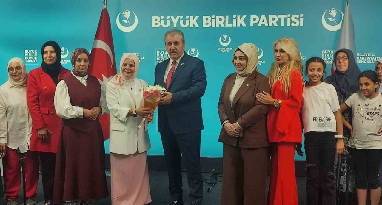 Büyük Birlik Partisi Genel Başkanı Mustafa Destici, basın toplantısında ülkenin