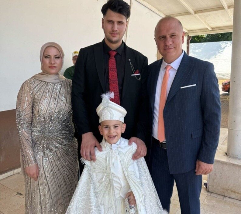 Osmaneli Belediye Başkanı Bekir Torun, oğlu Doruk'un sünnet cemiyetinde dostları