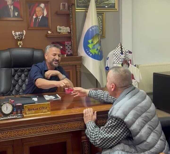 Eskipazar Belediye Başkanı Serkan Civa, maddi zorluklar yaşayan bir vatandaşa
