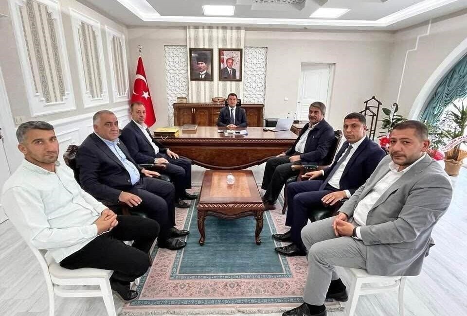 Ağrı'nın Patnos ilçesine atanan Kaymakam Burak Dertlioğlu'na hayırlı olsun ziyaretleri