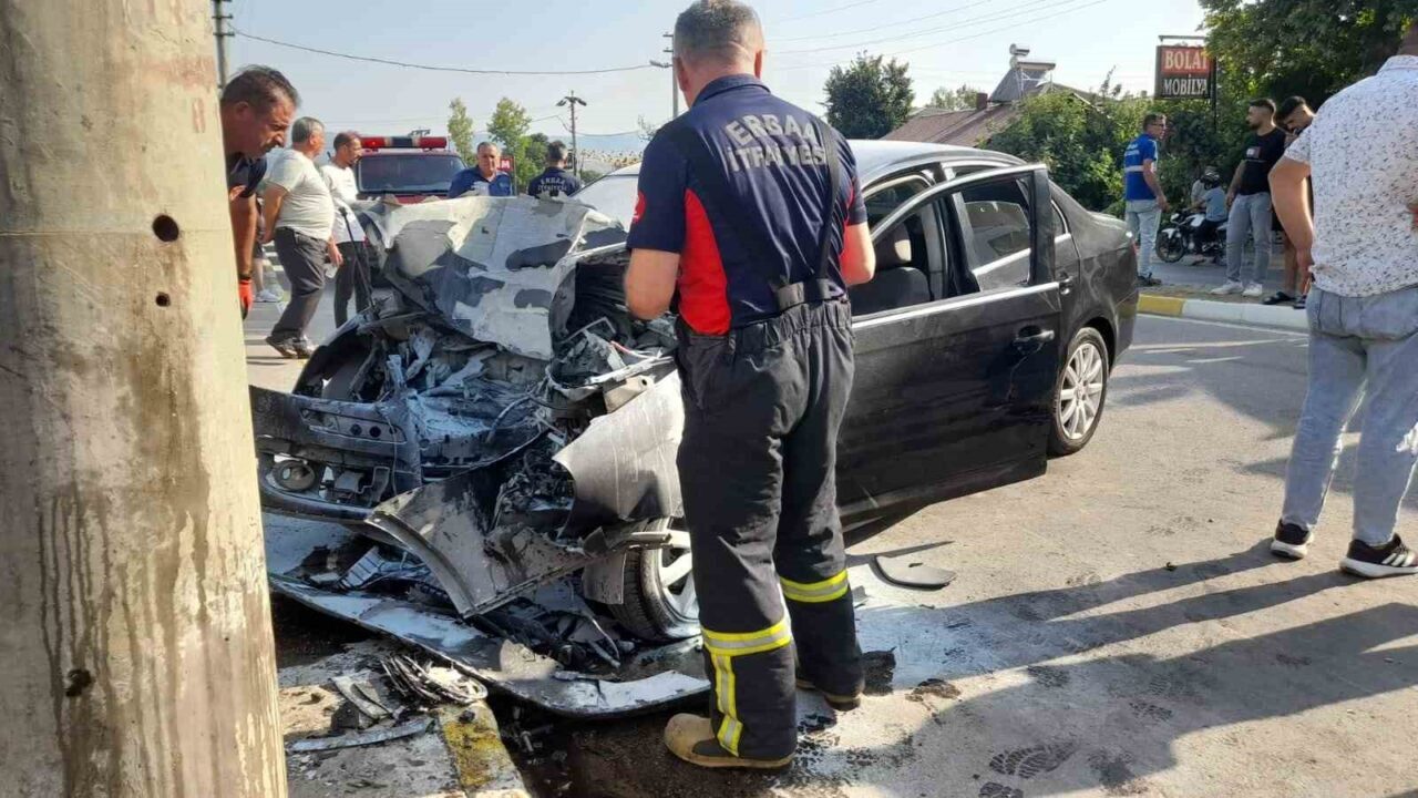 Tokat'ın Erbaa ilçesinde U.K. yönetimindeki otomobil, Karayaka Bulvarı'nda direksiyon hakimiyetinin