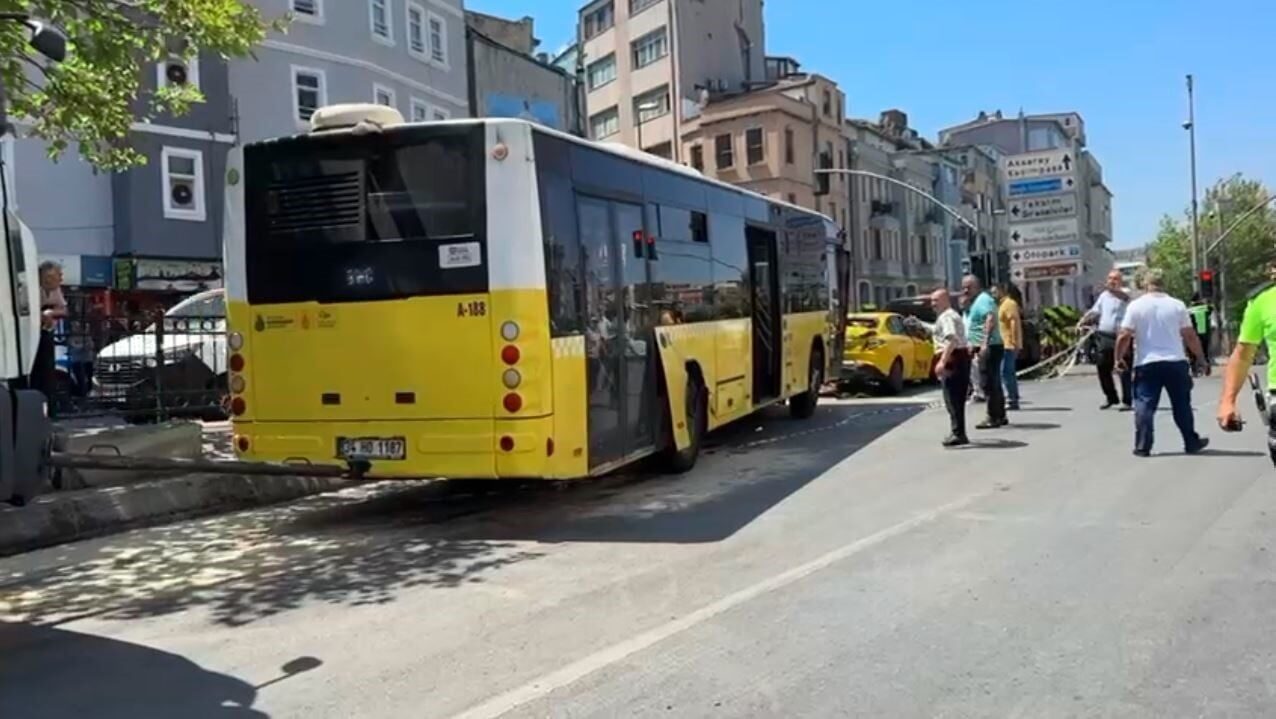 İstanbul Beyoğlu'nda freni patlayan bir İETT otobüsü, 9 aracın karıştığı