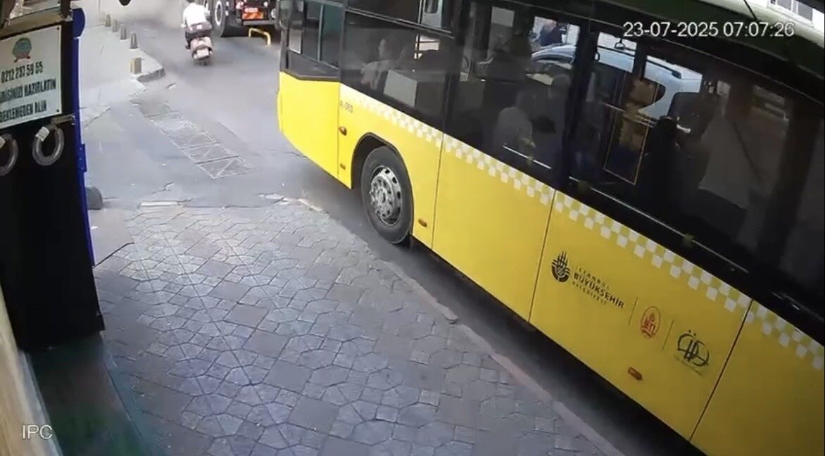 Beyoğlu Kasımpaşa'da seyir halindeki 34 FOJ 157 plakalı vincin lastiği