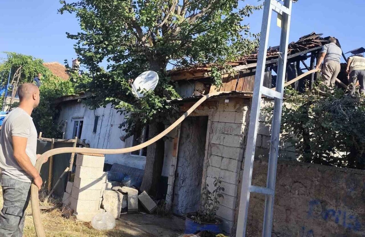 Konya'nın Beyşehir ilçesindeki Kurucuova Mahallesi'nde bir evde sebebi bilinmeyen bir