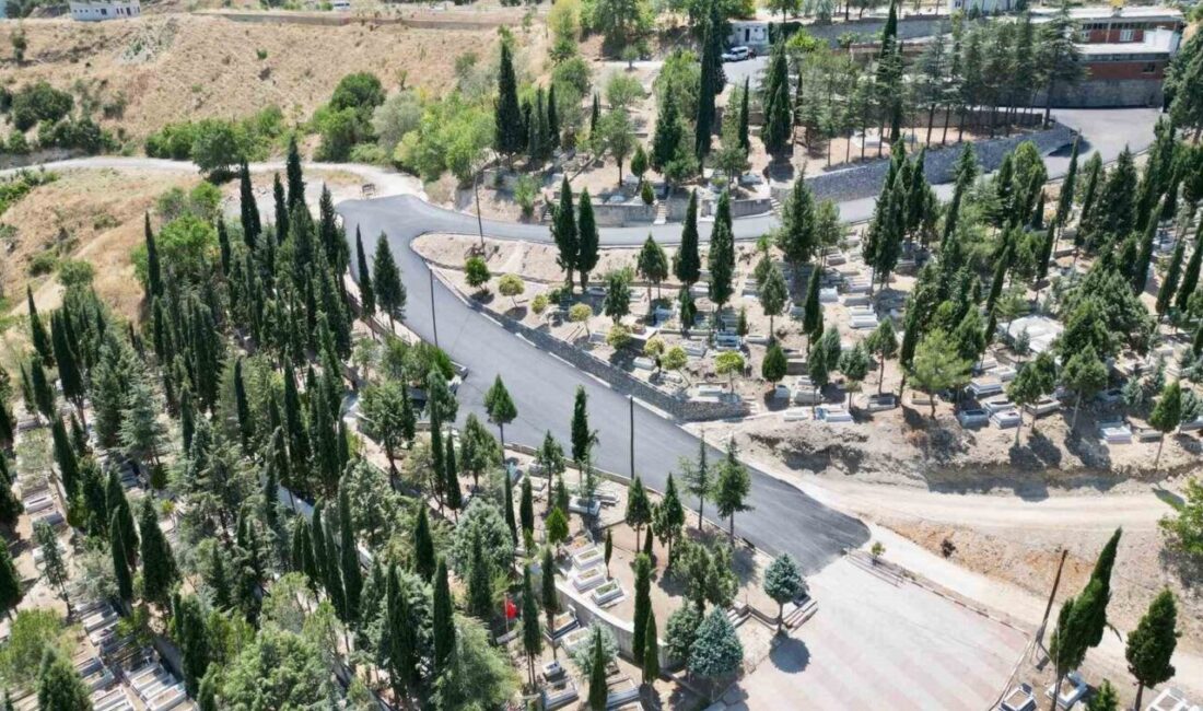 Bilecik’te, Şehitlik Yolu'ndaki sıcak asfalt çalışmaları tamamlandı. Vali Faik Oktay