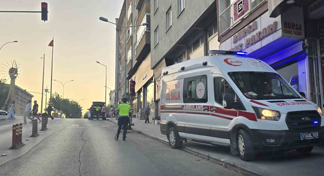 Bilecik'te Tevfik Bey Caddesi'nde iki motorlu bisikletin çarpışması sonucu J.A.A.