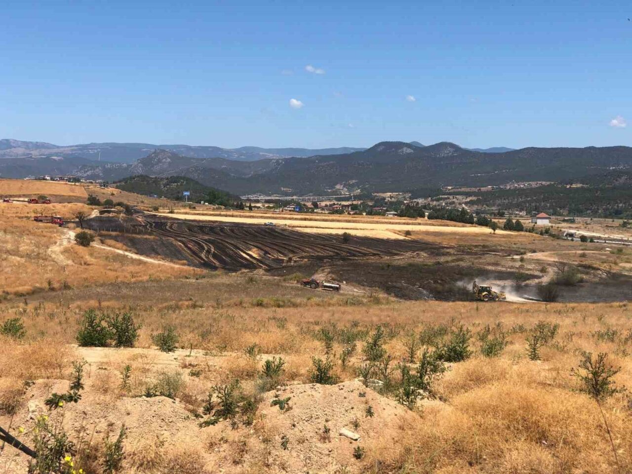 Bilecik'in Osmaneli ilçesi Selimiye köyü yakınlarında çıkan anız yangını, rüzgar