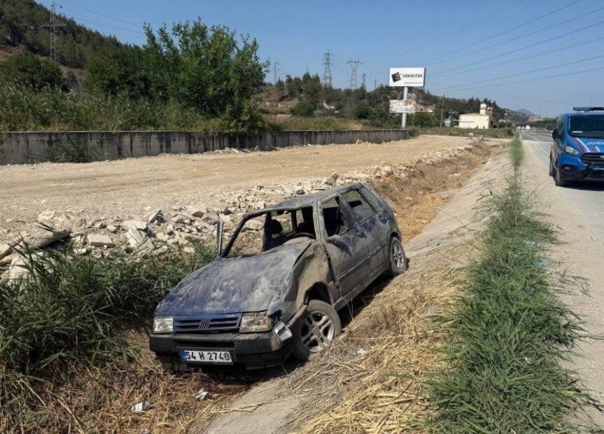 Bilecik’in Bayırköy Beldesi’nde Adem B. yönetimindeki otomobil, kontrolünü kaybederek su